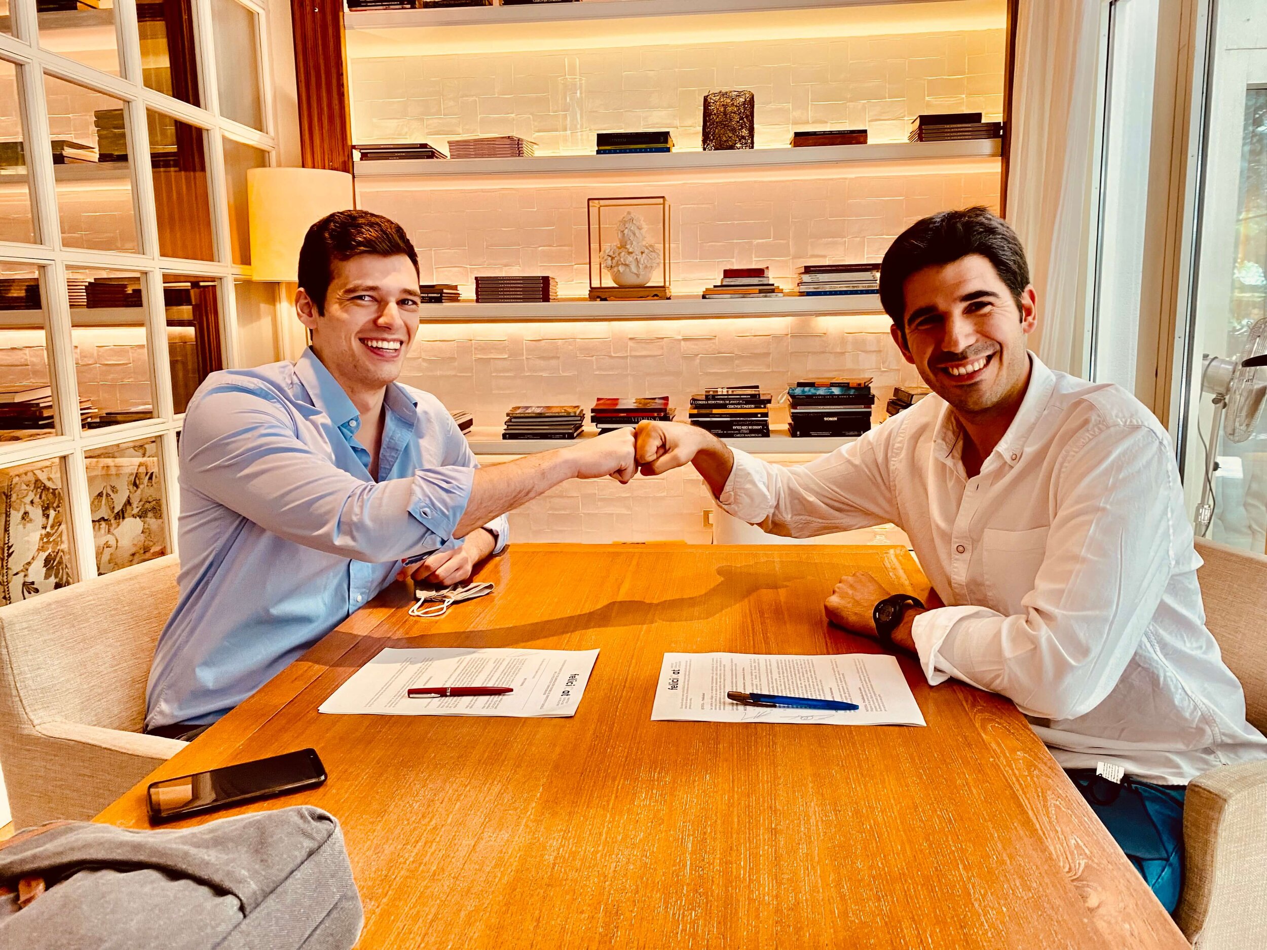 Lorenzo Hidalgo Gadea (Co-Founder @ BonusBank) i Eduard Alcaraz (President de feliciCat) rubricant l’acord.